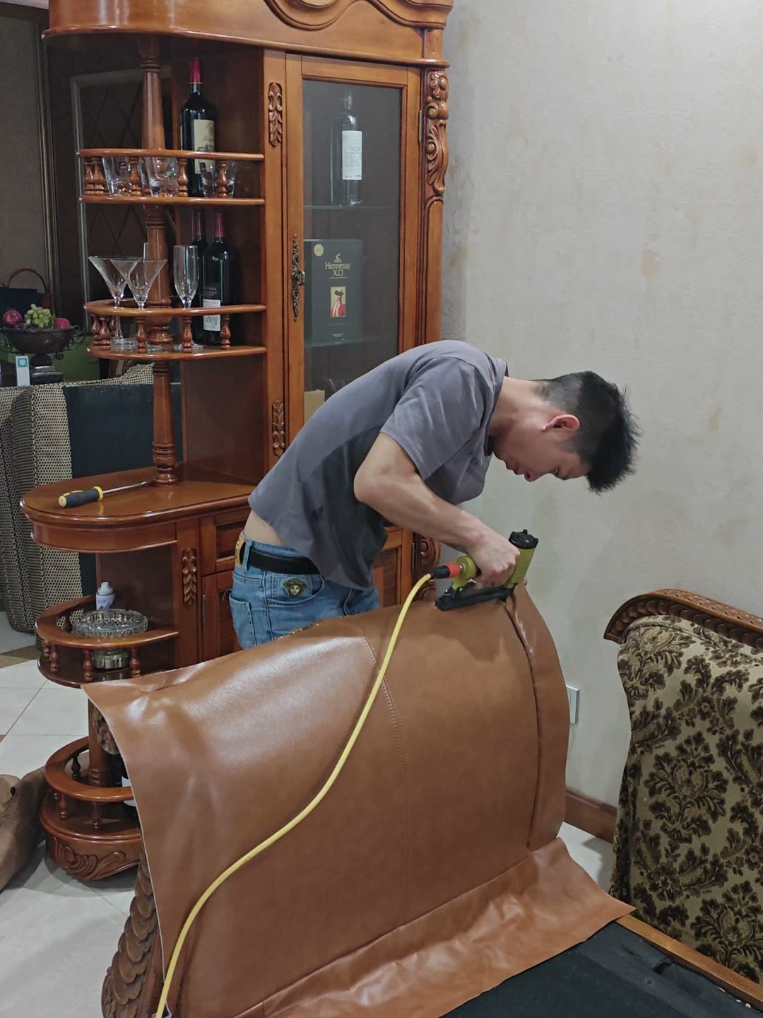 现场:新皮绷装、沿边压钉